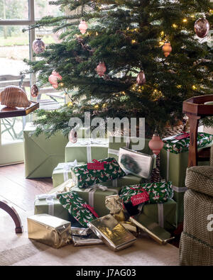 Des cadeaux sous l'arbre de Noël Banque D'Images