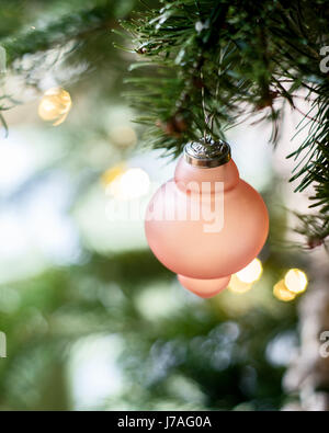 Détail d'un ornement de verre danois rose sur un arbre de Noël Banque D'Images