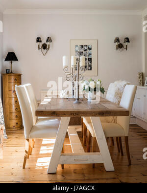 Spacieuse salle à manger avec grande table en bois et de parquet. La chaise de salle à manger sont à partir de la prochaine et la toison est d'Huttons Banque D'Images