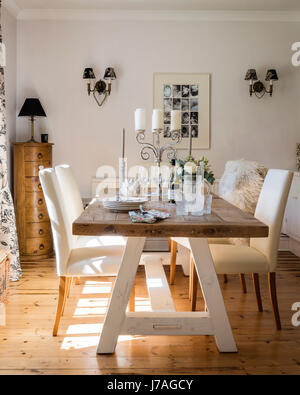 Spacieuse salle à manger avec grande table en bois et de parquet. La chaise de salle à manger sont à partir de la prochaine et la toison est d'Huttons Banque D'Images