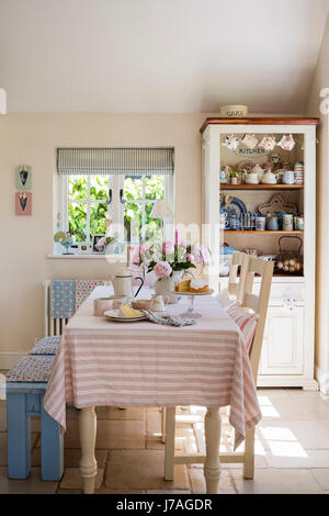 Table en tissu à rayures jolie cuisine avec ticking stripe blinds par Ian Mankin Banque D'Images