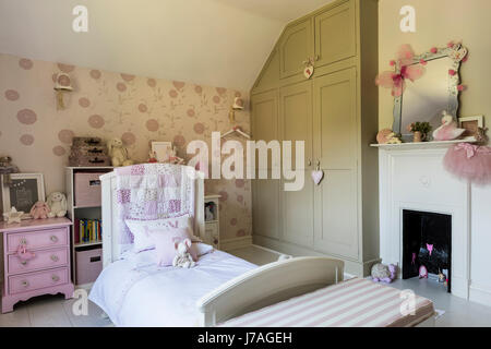 Coucher du sol au plafond peint dans la vieille Farrow & Ball blanc dans une chambre d'enfant. Banque D'Images