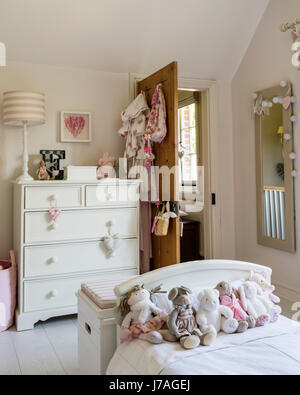 Assortiment de nounours sur lit dans chambre d'enfant, la commode est peint dans l'arrêt de Farrow & Ball par Fairlily Banque D'Images