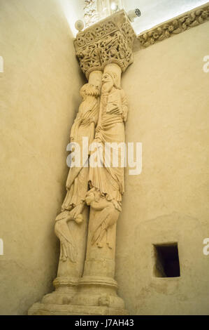 Piliers sculpté dans la forme de statues des apôtres, 9ème. siècle, Camara Santa de chambre), la cathédrale de San Salvador, Oviedo, Asturias, Espagne Banque D'Images