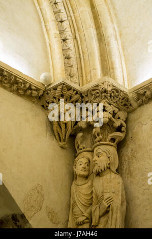 Piliers sculpté dans la forme de statues des apôtres, 9ème. siècle, Camara Santa de chambre), la cathédrale de San Salvador, Oviedo, Asturias, Espagne Banque D'Images