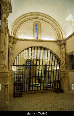 Piliers sculpté dans la forme de statues des apôtres, 9ème. siècle, Camara Santa de chambre), la cathédrale de San Salvador, Oviedo, Asturias, Espagne Banque D'Images