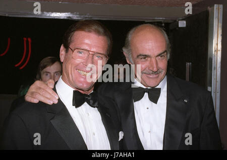 Photo de fichier en date du 08/10/1990 de Sir Roger Moore, gauche, et Sir Sean Connery. Sir Sean a rendu hommage à son collègue James Bond star après sa mort à l'âge de 89 ans. Banque D'Images