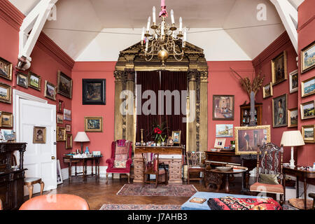 Une grande récupération de 15ème siècle en bois doré et velours by lippi filippino fronton autour de rideau fenêtre dans salle de dessin peint dans le livre de Farrow & Ball Salle Rouge Banque D'Images