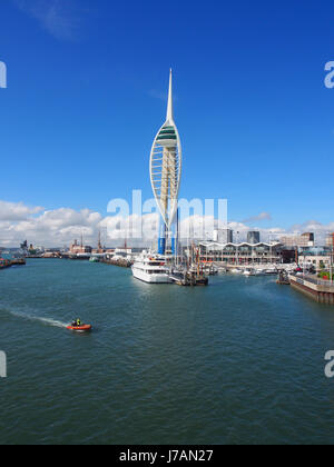 La vue du port de Portsmouth, d'un traversier dans le Solent Banque D'Images