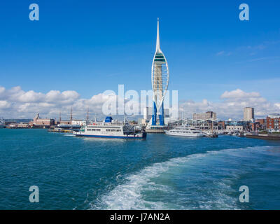 La vue du port de Portsmouth, d'un traversier dans le Solent Banque D'Images