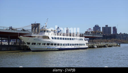 Bateau à New York- NEW YORK - NEW YORK - AVRIL 2,2017 Banque D'Images