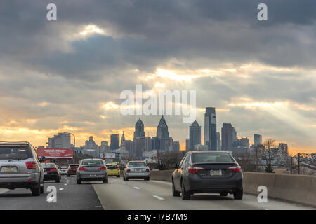 J-95 Interstate Highway à Philadelphie avec Skyline & Sunburst Banque D'Images