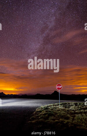 Desert Road Intersection avec Stop & Stars Banque D'Images