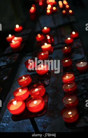 Église de croyance se souvenir souvenir de l'humeur pleine d'atmosphère flammes de bougies Banque D'Images