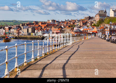 La vieille ville de Whiby et le port de West Pier, North Yorkshire, England, UK Banque D'Images