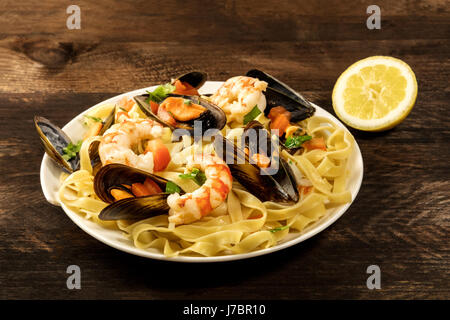 Plat de pâtes de fruits de mer aux moules et crevettes Banque D'Images