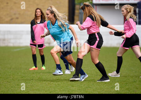 Danielle Mason (mannequin, Big Fat Gypsy Wedding) avec Sandy Rae Hunter jouant dans un match de football caritatif à Dagenham, Essex, Royaume-Uni Banque D'Images