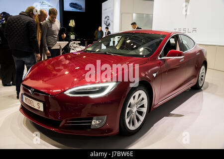 Bruxelles - Jan 19, 2017 : voiture électrique Tesla Model S au salon de l'auto de Bruxelles. Banque D'Images