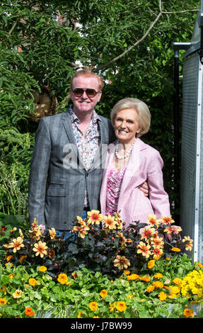 Radio 2 Disc Jockey, Chris Evans avec TV personnalité et Cook, Mary Berry dans le BBC Radio 2 jardin à la RHS Chelsea Flower Show 2017 Banque D'Images