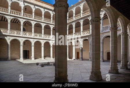 L'Espagne, Castille et León, Valladolid, colonnades intérieur du Palacio de Santa Cruz, un Early-Renaissance palace du 15e siècle Banque D'Images