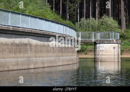 Barrage de l'Brucher Talsperre - réservoir de stockage près de Marienheide/ Allemagne Banque D'Images