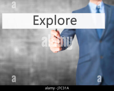 Explorer - Businessman hand holding sign. Le commerce, la technologie, internet concept. Stock Photo Banque D'Images