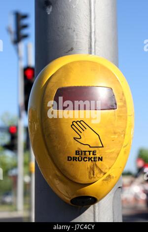Le bouton-poussoir des feux piétons allemand Banque D'Images