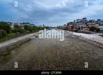 Rivière Kamo et Kyoto dans la soirée, Kyoto, Japon Banque D'Images