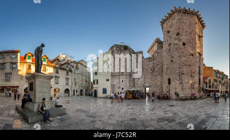 SPLIT, CROATIE - le 28 juin 2014 : Panorama de Brace Radic square et statue du poète croate Marko Marulic. Marko Marulic est né le 18 août 1450 Banque D'Images