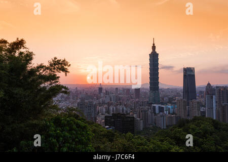 Taipei Taiwan : skyine au coucher du soleil au printemps Banque D'Images