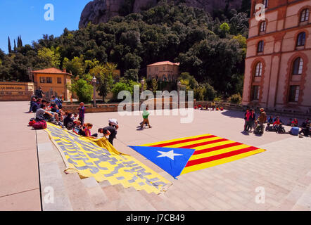 Les jeunes gens non identifiés qui manifeste l'indépendance de la Catalogne en face de l'abbaye de Santa Maria de Montserrat sur Avril Banque D'Images