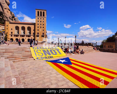 Les jeunes gens non identifiés qui manifeste l'indépendance de la Catalogne en face de l'abbaye de Santa Maria de Montserrat sur Avril Banque D'Images