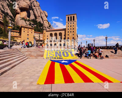 Les jeunes gens non identifiés qui manifeste l'indépendance de la Catalogne en face de l'abbaye de Santa Maria de Montserrat sur Avril Banque D'Images