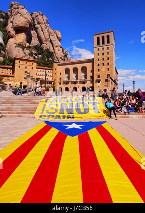 Les jeunes gens non identifiés qui manifeste l'indépendance de la Catalogne en face de l'abbaye de Santa Maria de Montserrat sur Avril Banque D'Images