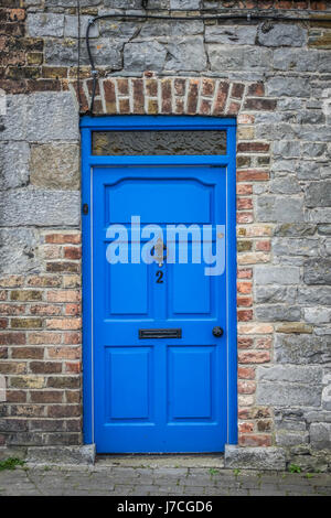 Bleu typique porte avant dans une vieille maison à Limerick, Irlande Banque D'Images