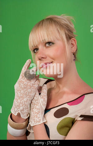 Blonde posing robe polka dot colorés cheveux femme robe fille filles rire rires Banque D'Images