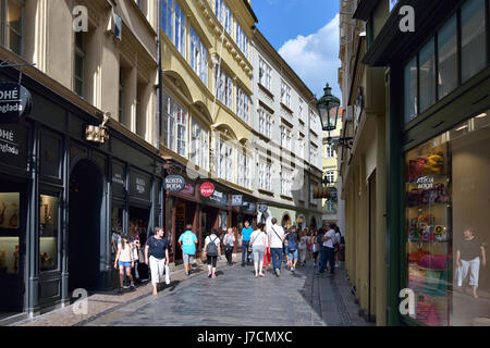 Groupe de touristes balade dans le centre historique de la ville le 15 août 2016 à Prague, République Tchèque Banque D'Images