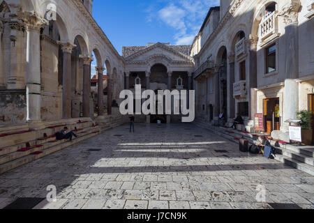 Péristyle célèbre square dans le centre de la ville de Split, la Dalmatie, Croatie Banque D'Images