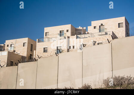 Le mur de séparation israélien encercle la colonie de Har Gilo sur des terres appartenant à la Cisjordanie village d'Al Walaja, 30 décembre 2016. Le mur d'Israël et les colonies ont été déclarées illégales en vertu du droit international. Banque D'Images