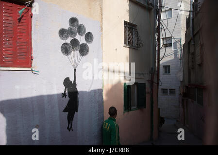 Une imitation d'une fresque Bansky décore un mur dans le camp de réfugiés de Aida, Cisjordanie, 2 janvier 2017. Banque D'Images