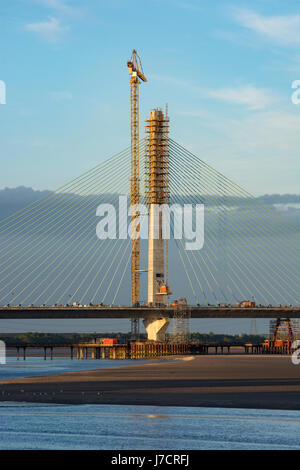Le pylône du Mersey Gateway Projet Construction Dabinda Crossing dans lumière du soir. Banque D'Images