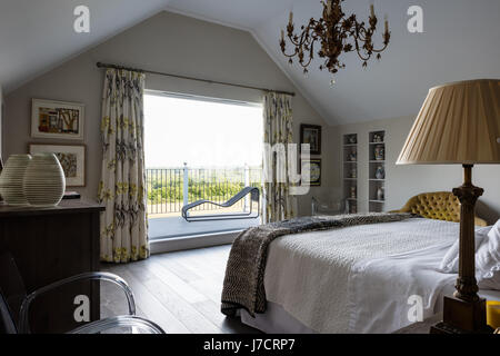 Photo fenêtre et balcon dans une chambre double avec chaise en acrylique et de l'art graphique Banque D'Images