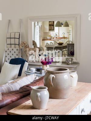 Grandes urnes en céramique de table console en bois sur Haus à cuisine ouverte / salon Banque D'Images