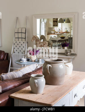 Grandes urnes en céramique de table console en bois sur Haus à cuisine ouverte / salon Banque D'Images