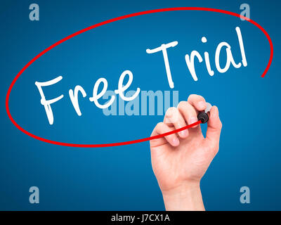 Man main écrit gratuit avec marqueur noir sur l'écran visuel. Isolé sur le bleu. Le commerce, la technologie, internet concept. Image Banque D'Images