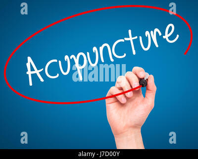 La main de l'homme écrit l'Acupuncture avec marqueur noir sur l'écran visuel. Isolé sur fond. Le commerce, la technologie, internet concept. Stock Photo Banque D'Images