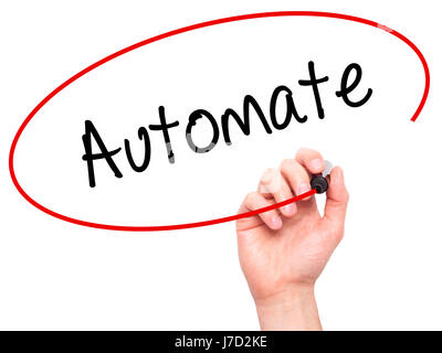 Man main écrit Automatiser avec marqueur noir sur l'écran visuel. Isolé sur blanc. Le commerce, la technologie, internet concept. Stock Photo Banque D'Images