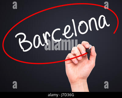 Man main écrit Barcelone avec marqueur noir sur l'écran visuel. Isolé sur le noir. Le commerce, la technologie, internet concept. Stock Photo Banque D'Images