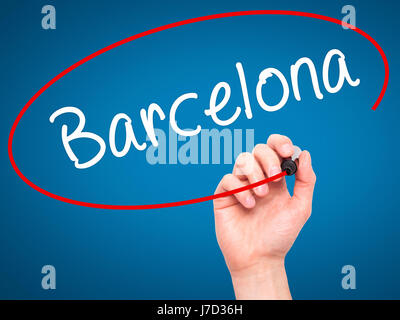 Man main écrit Barcelone avec marqueur noir sur l'écran visuel. Isolé sur le bleu. Le commerce, la technologie, internet concept. Stock Photo Banque D'Images