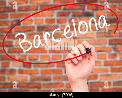 Man main écrit Barcelone avec marqueur noir sur l'écran visuel. Isolé sur des briques. Le commerce, la technologie, internet concept. Stock Photo Banque D'Images